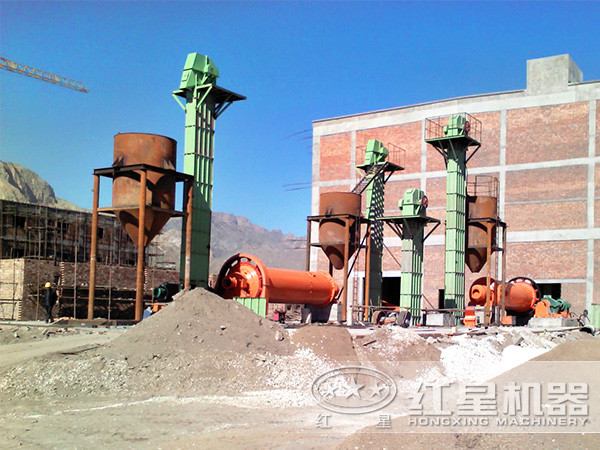 干式球磨機(jī)現(xiàn)場(chǎng)工作圖 干式球磨機(jī)現(xiàn)場(chǎng)工作圖