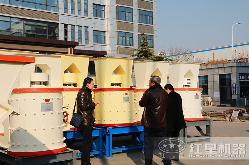 復(fù)合式破碎機(jī)客戶到廠參觀圖 復(fù)合式破碎機(jī)客戶到廠參觀圖