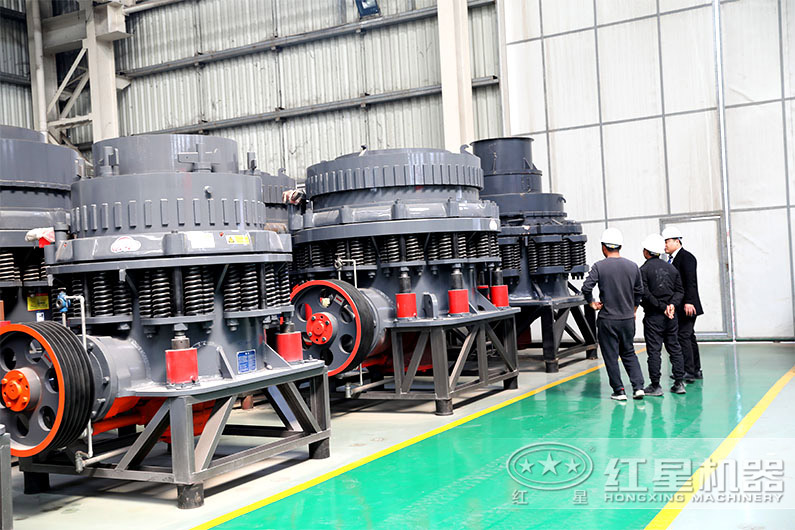 客戶到現(xiàn)場參觀圓錐破碎機設備 客戶到現(xiàn)場參觀圓錐破碎機設備